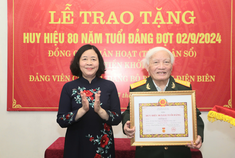 B&iacute; thư Th&agrave;nh ủy B&ugrave;i Thị Minh Ho&agrave;i trao Huy hiệu 80 năm tuổi Đảng đợt 2/9 tặng đảng vi&ecirc;n Th&acirc;n Hoạt.