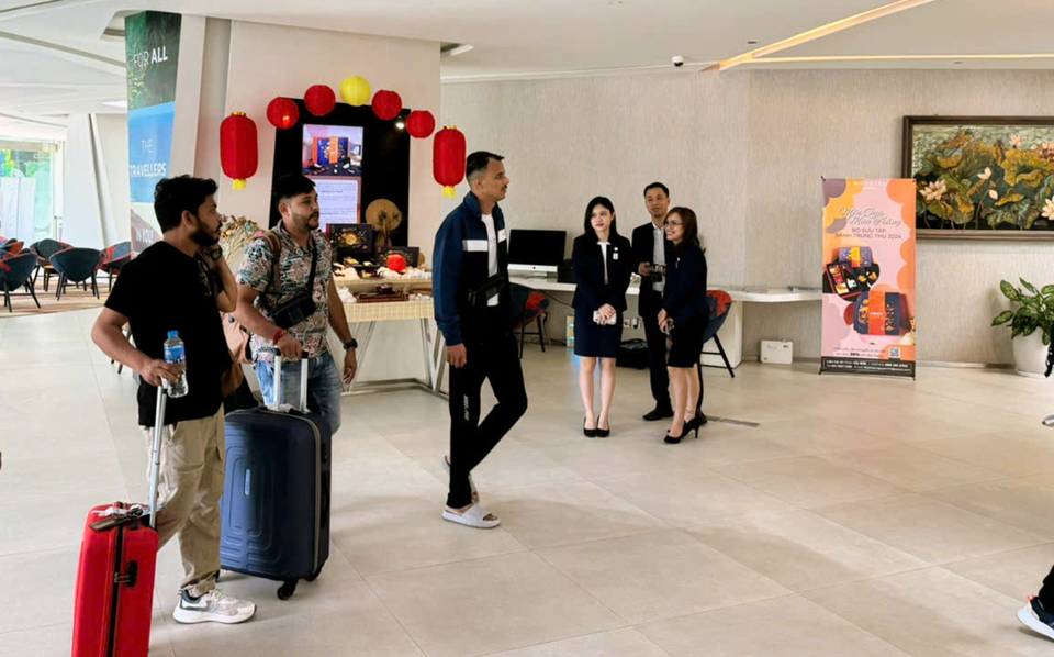 Du kh&aacute;ch Ấn Độ l&agrave;m thủ tục nhập ph&ograve;ng tại kh&aacute;ch sạn Novotel Hanoi Th&aacute;i H&agrave; chiều 27/8