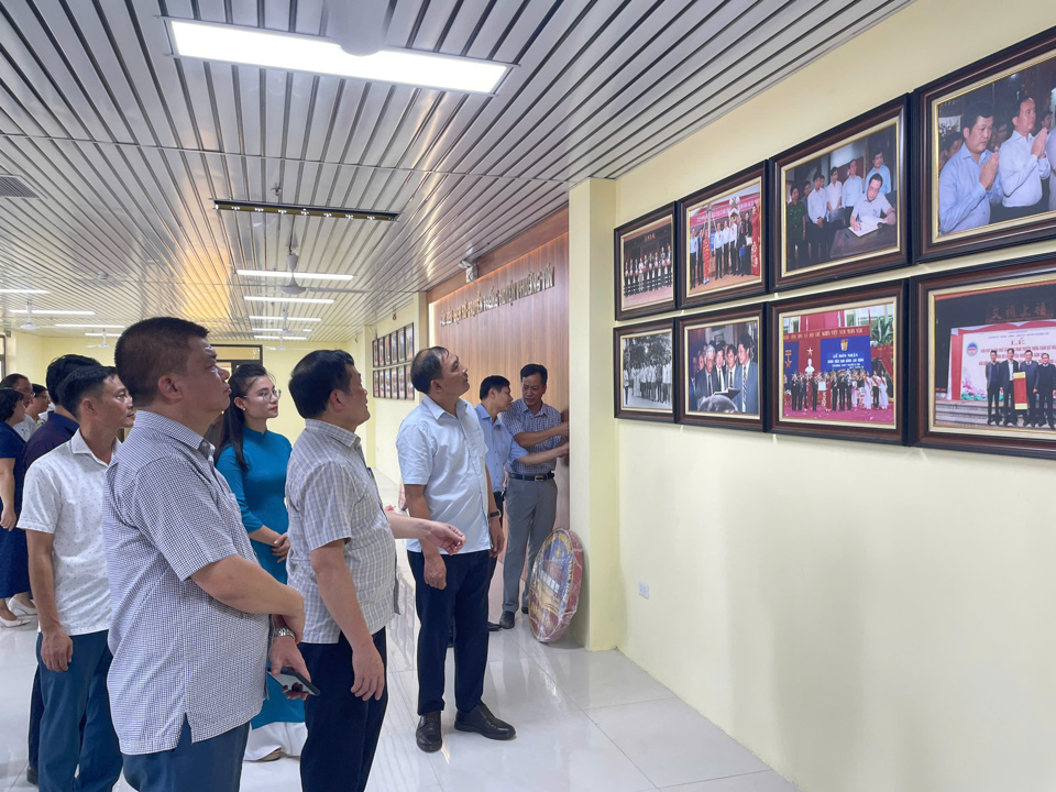 B&iacute; thư Huyện ủy Thường T&iacute;n Nguyễn Tiến Minh đề nghị c&aacute;n bộ, doanh nghiệp tr&ecirc;n địa b&agrave;n tiếp tục x&atilde; hội h&oacute;a mua sắm hiện vật trưng b&agrave;y trong Nh&agrave; truyền thống thư viện huyện