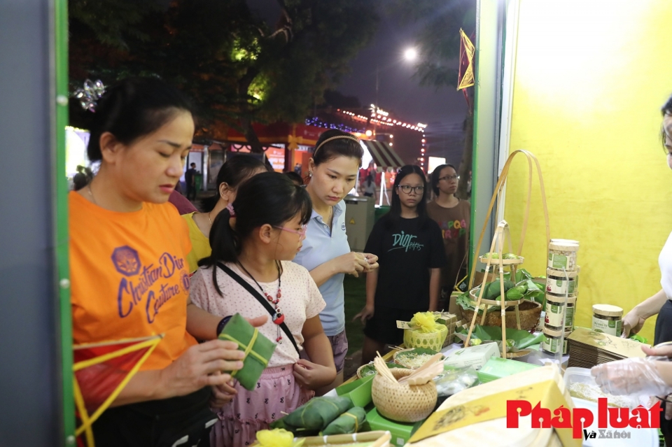 Cốm Mễ Tr&igrave; &ndash; thức qu&agrave; thu b&igrave;nh dị, &ldquo;đắt&rdquo; kh&aacute;ch tại c&aacute;c gian h&agrave;ng ẩm thực trong Lễ hội Qu&agrave; tặng du lịch H&agrave; Nội năm 2024. Ảnh: Kh&aacute;nh Huy