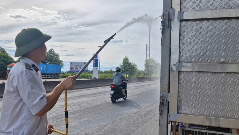 Tận dụng quốc lộ 1A để thực hiện kiểm dịch động vật, phun ti&ecirc;u độc khử tr&ugrave;ng g&acirc;y &ocirc; nhiễm m&ocirc;i trường, tiềm ẩn nhiều nguy cơ xảy ra tai nạn giao th&ocirc;ng, nhất l&agrave; khi mưa gi&oacute; v&agrave; trong đ&ecirc;m tối