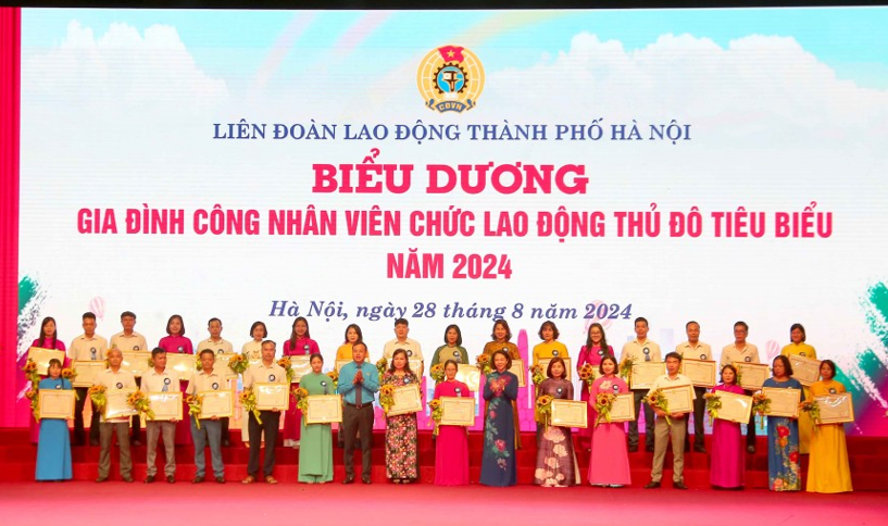 Tại hội nghị, LĐLĐ TP đ&atilde; biểu dương 100 gia đ&igrave;nh CNVCLĐ ti&ecirc;u biểu - Ảnh: Mai Qu&yacute;