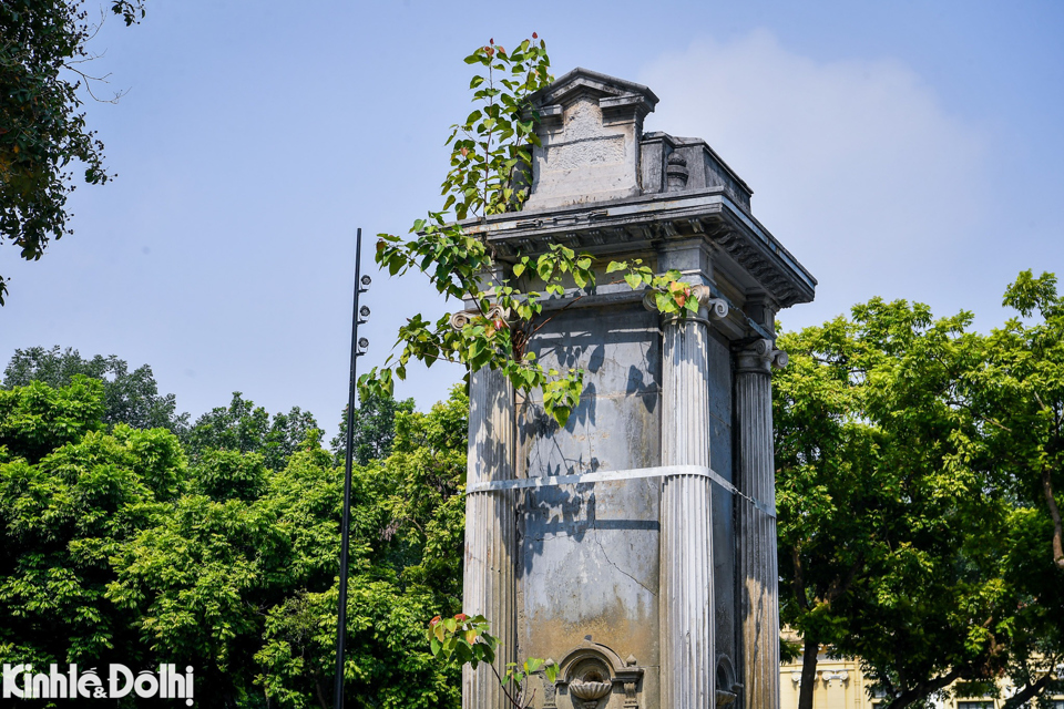 Trước t&igrave;nh trạng xuống cấp, đ&agrave;i phun nước được đeo đai sắt bảo vệ. Trước đ&oacute;,&nbsp;năm 2020 Sở X&acirc;y dựng H&agrave; Nội đ&atilde; phải c&oacute; giải ph&aacute;p gia cố tạm thời bằng c&aacute;c đai th&eacute;p để giữ c&aacute;c kết cấu đ&aacute;.