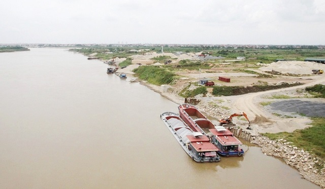 Tăng cường quản l&yacute;, sử dụng đất ven s&ocirc;ng l&agrave;m b&atilde;i chứa trung chuyển VLXD tr&ecirc;n địa b&agrave;n H&agrave; Nội.