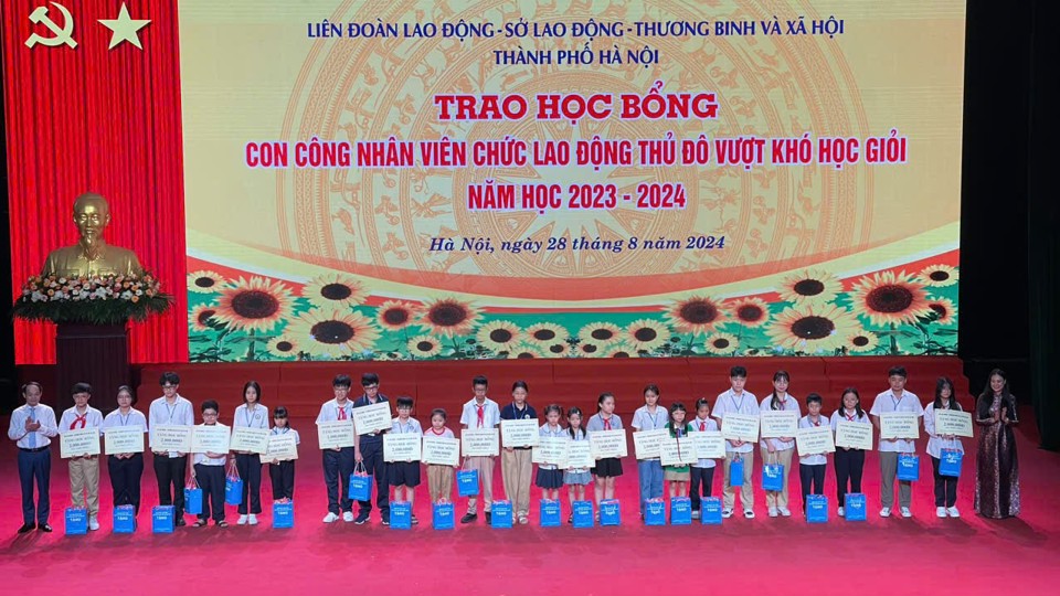 LĐLĐ TP đ&atilde; trao học bổng cho 200 học sinh l&agrave; con CVNCLĐ đạt th&agrave;nh t&iacute;ch cao trong học tập, vượt kh&oacute; học giỏi - Ảnh: V&acirc;n H&agrave;