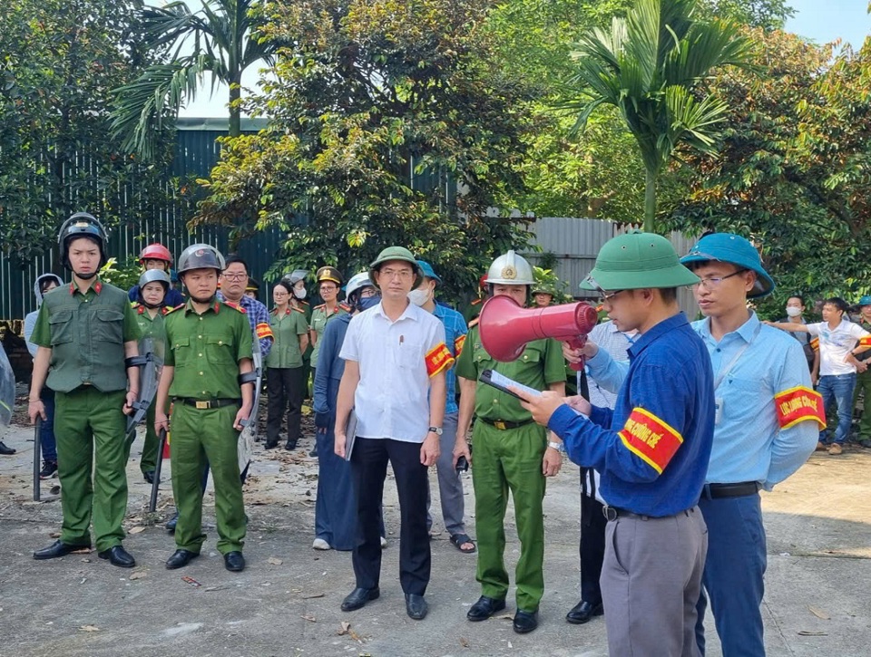 Ng&agrave;nh chức năng huyện Ho&agrave;i Đức v&agrave; x&atilde; La Ph&ugrave; đọc quyết định của UBND TP trước khi tiến h&agrave;nh cưỡng chế c&ocirc;ng tr&igrave;nh vi phạm của &ocirc;ng Nguyễn Hưng Dần