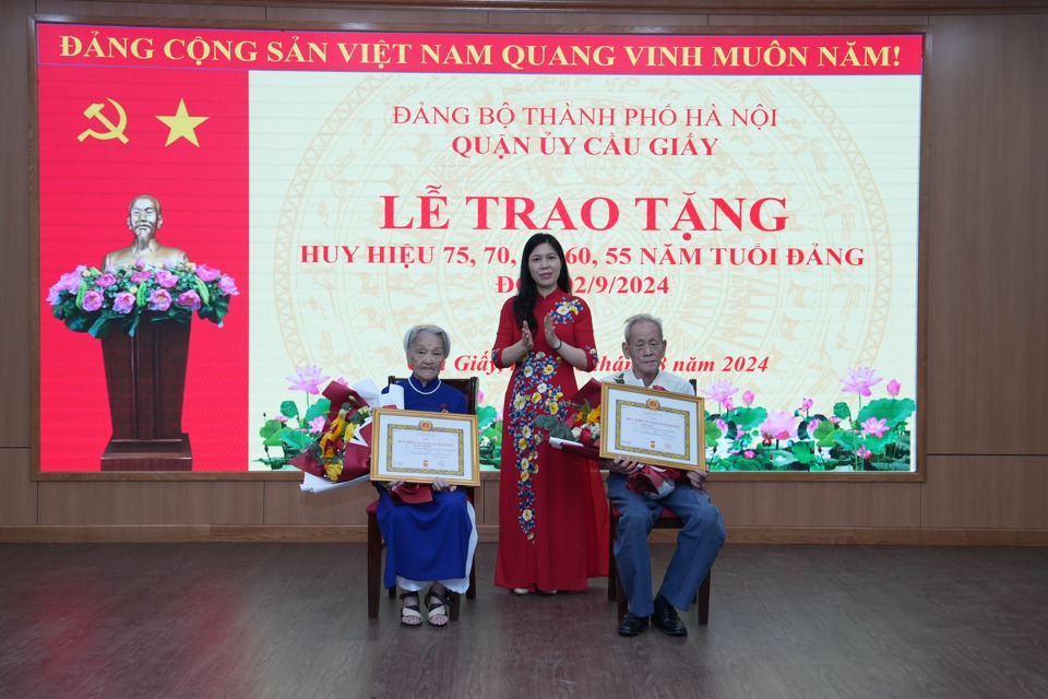 B&iacute; thư Quận uỷ Cầu Giấy Trần Thị Phương Hoa trao Huy hiệu 75 năm tuổi Đảng cho c&aacute;c đảng vi&ecirc;n l&atilde;o th&agrave;nh tr&ecirc;n địa b&agrave;n.