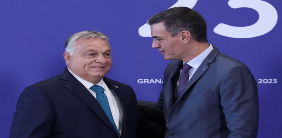 Thủ tướng T&acirc;y Ban Nha Pedro S&aacute;nchez v&agrave; Thủ tướng Hungary Viktor Orban. Ảnh: The Financial Times