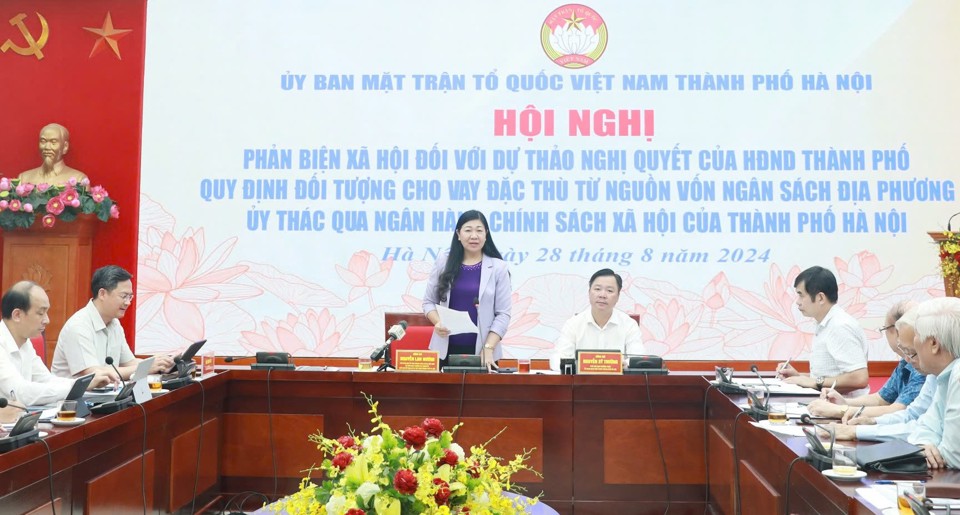 Chủ tịch Ủy ban Mặt trận Tổ quốc Việt Nam TP H&agrave; Nội Nguyễn Lan Hương chủ tr&igrave; hội nghị