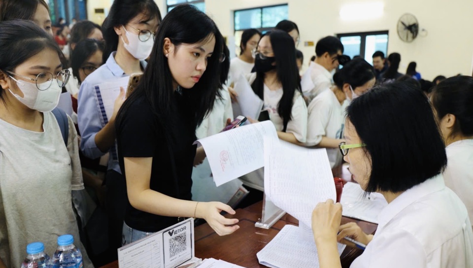 Tân sinh viên Trường ĐH Thủ đô Hà Nội trong ngày nhập học.