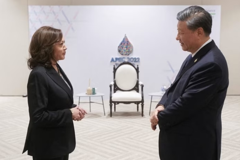 Ph&oacute; tổng thống Mỹ Kamala Harris (tr&aacute;i), v&agrave; Chủ tịch Trung Quốc Tập Cận B&igrave;nh tại hội nghị thượng đỉnh APEC ở Bangkok, Th&aacute;i Lan năm 2022. Ảnh: Reuters