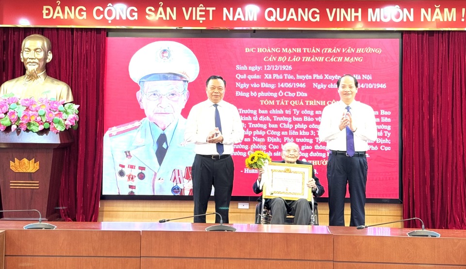 Trưởng Ban Tuy&ecirc;n gi&aacute;o Th&agrave;nh ủy Nguyễn Do&atilde;n Toản trao Huy hiệu 80 năm tuổi đảng tặng đảng vi&ecirc;n Ho&agrave;ng Mạnh Tuấn.