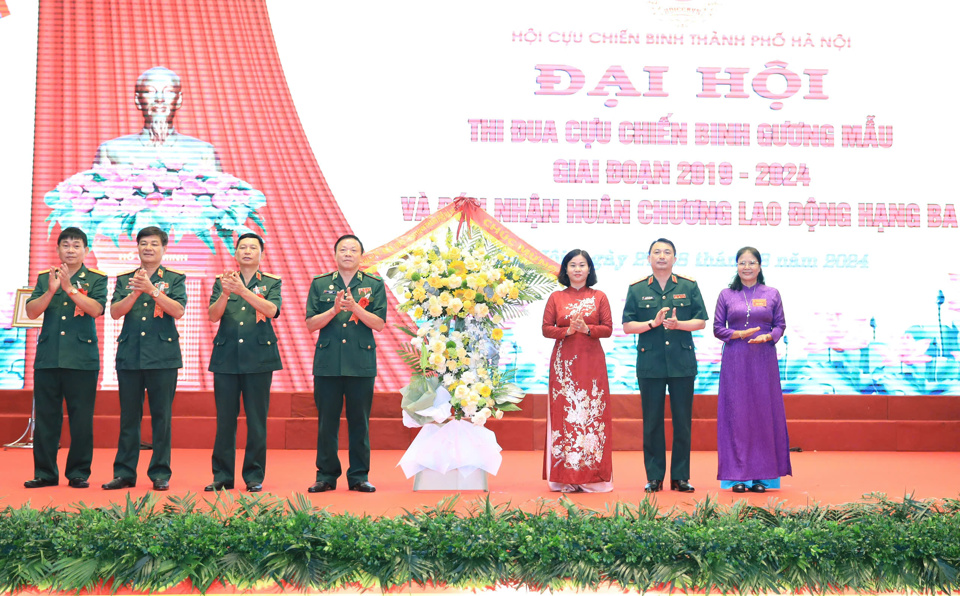 Ph&oacute; B&iacute; thư Thường trực Th&agrave;nh ủy H&agrave; Nội Nguyễn Thị Tuyến tặng lẵng hoa ch&uacute;c mừng Đại hội.