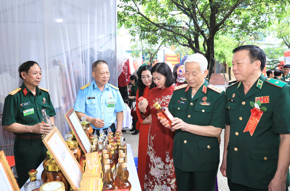 Ph&oacute; B&iacute; thư Thường trực Th&agrave;nh ủy Nguyễn Thị Tuyến tham quan c&aacute;c gian h&agrave;ng trưng b&agrave;y sản phẩm của c&aacute;c CCB tại Đại hội.