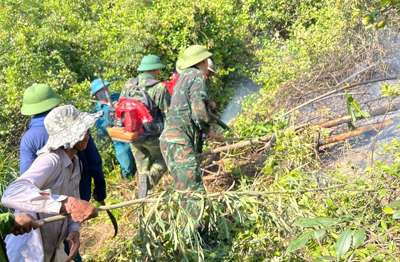 C&aacute;c lực lượng chức năng v&agrave; người d&acirc;n nỗ lực ứng cứu, dập lửa, khống chế đ&aacute;m ch&aacute;y