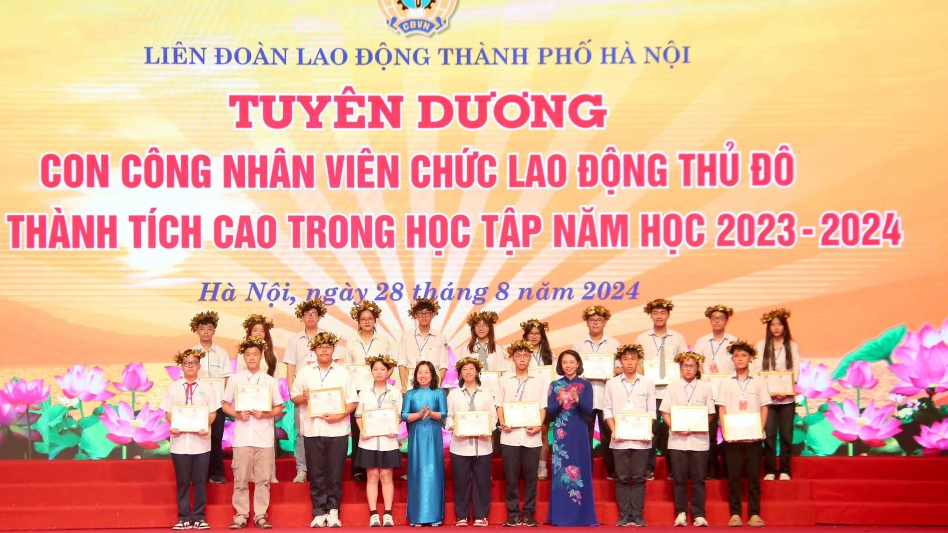 Đại biểu tham dự hội nghị trao phần thưởng tuy&ecirc;n dương con CNVCLĐ đạt th&agrave;nh t&iacute;ch cao trong học tập - Ảnh: Nguyễn C&ocirc;ng