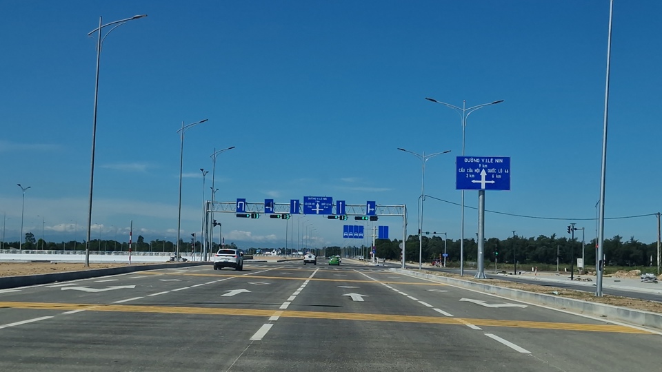 Tuyến đường được thiết kế tốc độ 80km/h với hệ thống đường ch&iacute;nh (8 l&agrave;n xe) v&agrave; đường gom (mỗi b&ecirc;n 2 l&agrave;n).&nbsp;