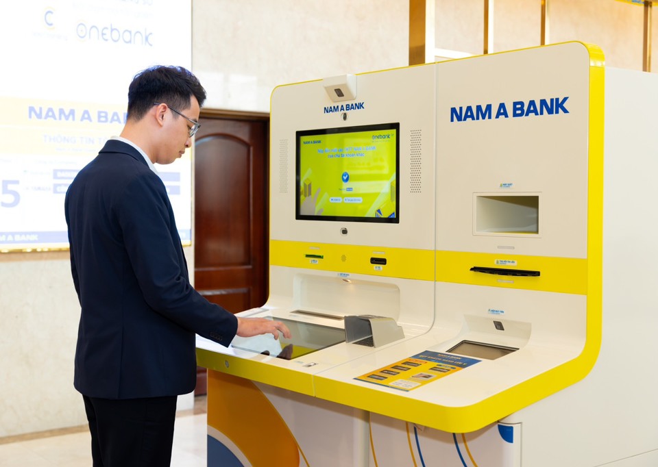 Kh&aacute;ch h&agrave;ng giao dịch tại ONEBANK.