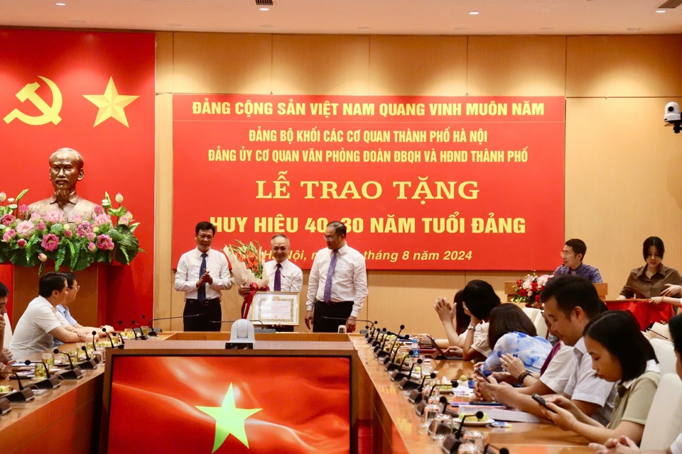 Ph&oacute; B&iacute; thư Thường trực Đảng uỷ Khối Ph&ugrave;ng Khải Lợi trao Huy hiệu đảng 40 năm cho đảng vi&ecirc;n Vũ Quang Chinh