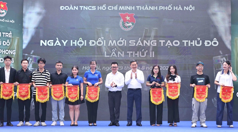 Ph&oacute; Trưởng Ban Tuy&ecirc;n gi&aacute;o Trung ương, Chủ tịch Hội Nh&agrave; b&aacute;o Việt Nam L&ecirc; Quốc Minh v&agrave; Ph&oacute; Chủ tịch UBND TP H&agrave; Nội H&agrave; Minh Hải trao cờ lưu niệm cho c&aacute;c đơn vị tham gia ng&agrave;y hội