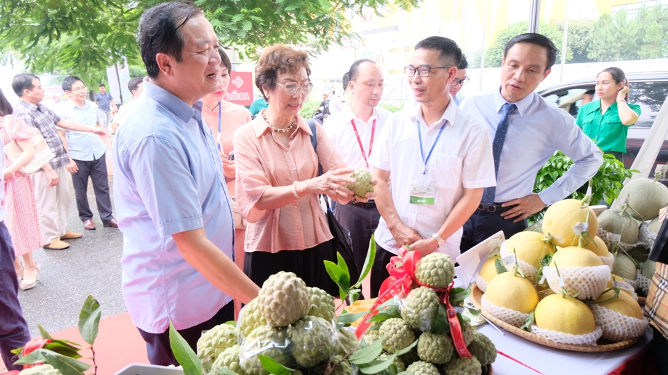 Ph&aacute;t biểu tại lễ khai mạc, Ph&oacute; Gi&aacute;m đốc Sở NN&amp;PTNT H&agrave; Nội Tạ Văn Tường nhấn mạnh, Tuần h&agrave;ng l&agrave; cơ hội để c&aacute;c doanh nghiệp, hợp t&aacute;c x&atilde; troa đổi kinh nghiệm, mở rộng hợp t&aacute;c kinh doanh, x&uacute;c tiến ti&ecirc;u thụ sản phẩm. Từ đ&oacute; gia tăng g&iacute;a trị cho n&ocirc;ng sản, thực phẩm địa phương&hellip;