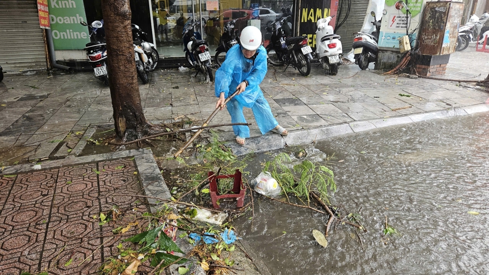 Vớt r&aacute;c để lưu th&ocirc;ng d&ograve;ng chảy