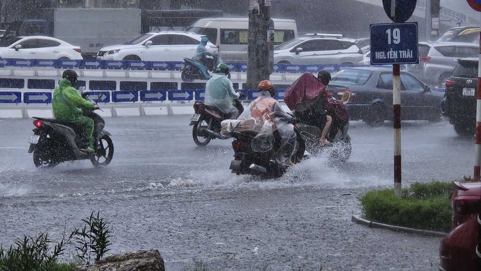 Khu vực phố Nguyễn Tr&atilde;i rơi v&agrave;o ngập nhẹ.