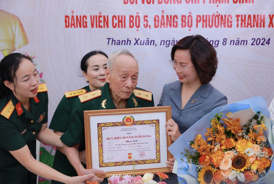 Tr&acirc;n trọng trao Huy hiệu 80 năm tuổi Đảng tặng đảng vi&ecirc;n l&atilde;o th&agrave;nh Phạm Sinh, thay mặt Ban Thường vụ Th&agrave;nh ủy, B&iacute; thư Quận ủy Thanh Xu&acirc;n B&ugrave;i Huyền Mai khẳng định, việc trao tặng Huy hiệu cao qu&yacute; của Đảng l&agrave; ni&ecirc;̀m vinh dự, tự h&agrave;o kh&ocirc;ng chỉ của c&aacute; nh&acirc;n đảng vi&ecirc;n Phạm Sinh m&agrave; c&ograve;n l&agrave; niềm vui chung, ni&ecirc;̀m tự h&agrave;o của to&agrave;n Đảng b&ocirc;̣ quận Thanh Xu&acirc;n