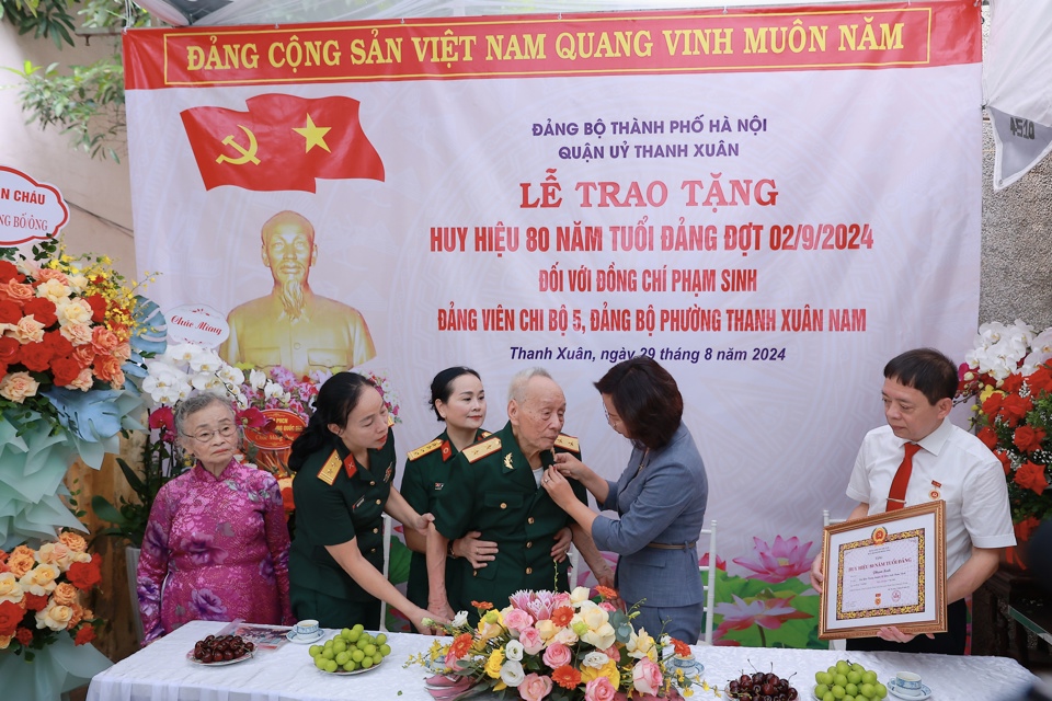 Ủy vi&ecirc;n&nbsp; Ban Thường vụ Th&agrave;nh ủy, B&iacute; thư Quận ủy Thanh Xu&acirc;n B&ugrave;i Huyền Mai gắn Huy hiệu 80 năm tuổi Đảng tặng đảng vi&ecirc;n l&atilde;o th&agrave;nh Phạm Sinh