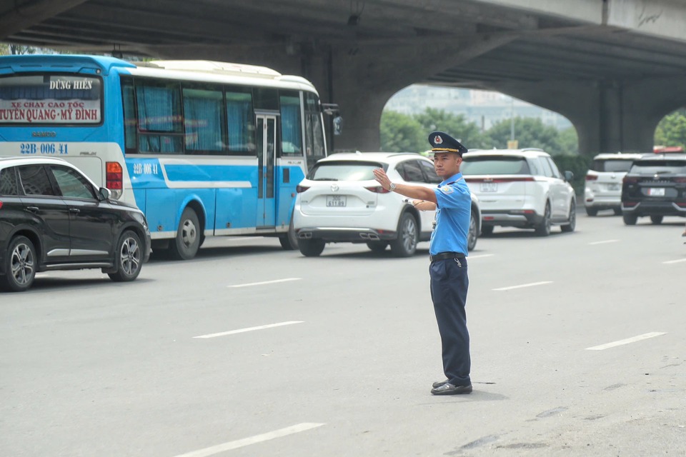 Lực lượng Thanh tra GTVT ph&acirc;n luồng c&aacute;c phương tiện ra khỏi bến, đảm bảo trật tự an to&agrave;n giao th&ocirc;ng trong khu vực.