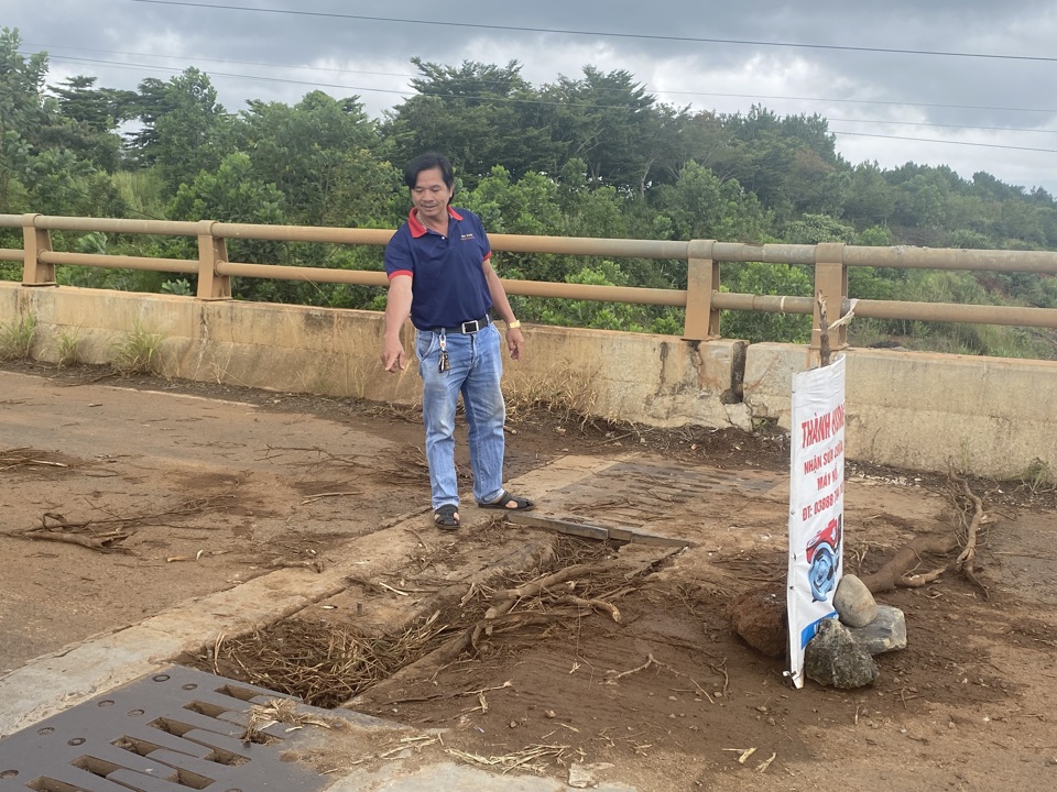 Mặt cầu hư hỏng nguy hiểm.