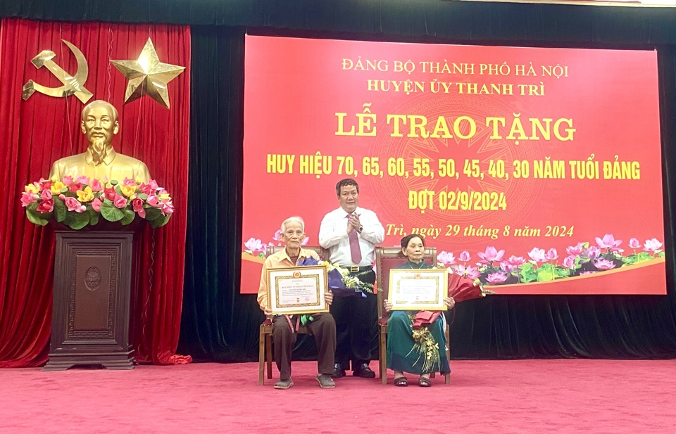 B&iacute; thư Huyện ủy Thanh Tr&igrave; Nguyễn Tiến Cường trao Huy hiệu 70 năm tuổi Đảng sớm cho 2 đảng vi&ecirc;n thuộc Đảng bộ huyện.