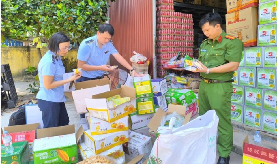 Lực lượng chức năng kiểm tra hộ kinh doanh Đ&ocirc;ng Sớm, phường Xương Giang, TP Bắc Giang.