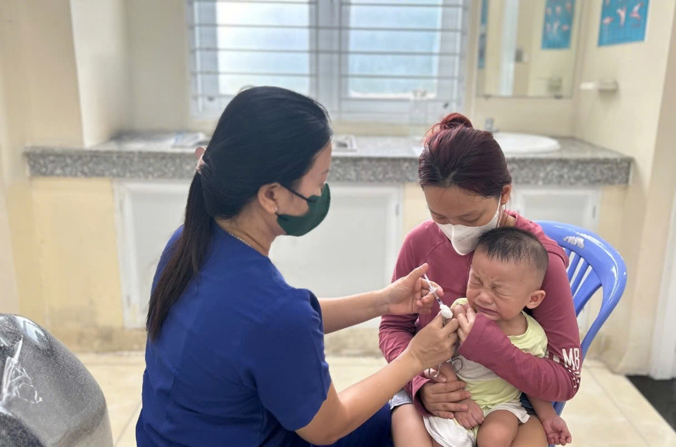 Ti&ecirc;m vaccine sởi tại Trạm Y tế phường T&acirc;n Hưng, quận 7, TP Hồ Ch&iacute; Minh. Ảnh: Th&ugrave;y Linh