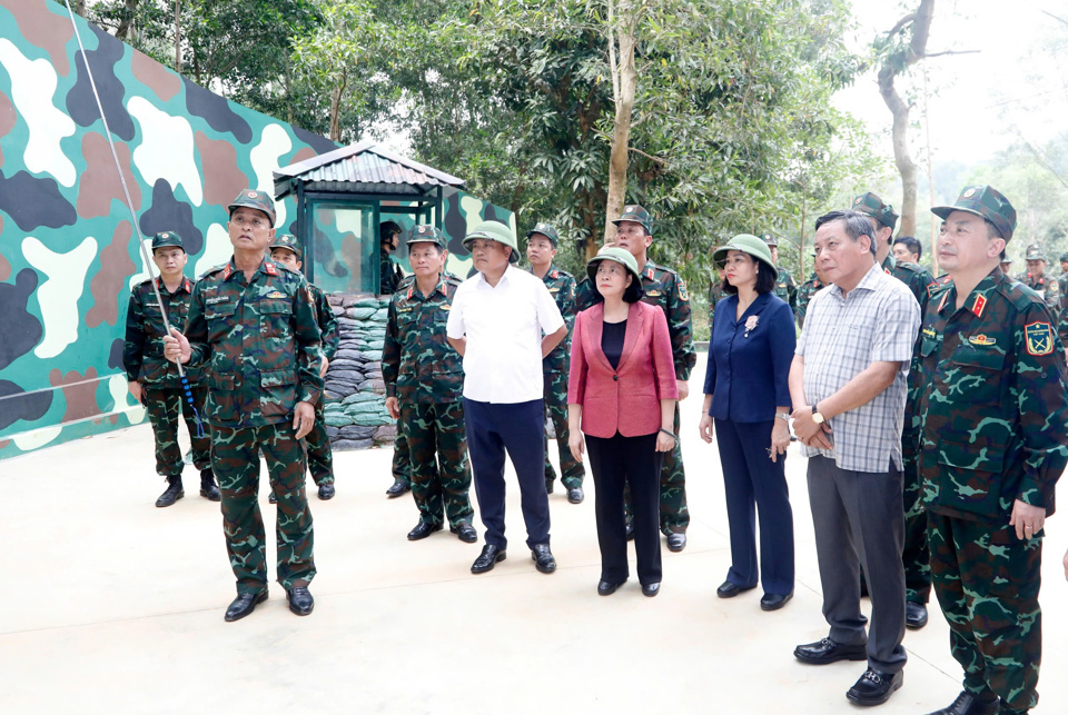 B&iacute; thư Th&agrave;nh ủy B&ugrave;i Thị Minh Ho&agrave;i c&ugrave;ng l&atilde;nh đạo TP H&agrave; Nội nghe b&aacute;o c&aacute;o về c&ocirc;ng t&aacute;c chuẩn bị Sở Chỉ huy.