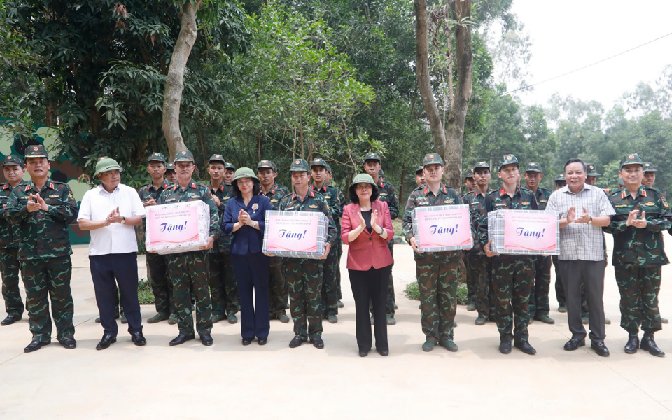 B&iacute; thư Th&agrave;nh ủy B&ugrave;i Thị Minh Ho&agrave;i c&ugrave;ng l&atilde;nh đạo TP H&agrave; Nội tặng qu&agrave; c&aacute;c đơn vị l&agrave;m nhiệm vụ tại Sở Chỉ huy.