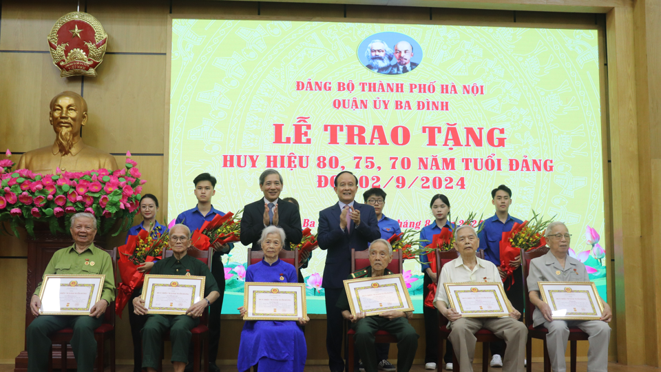 Dịp n&agrave;y, Quận ủy Ba Đ&igrave;nh cũng trao Huy hiệu 70 năm tuổi Đảng tới 6 đảng vi&ecirc;n l&atilde;o th&agrave;nh&nbsp;&nbsp;