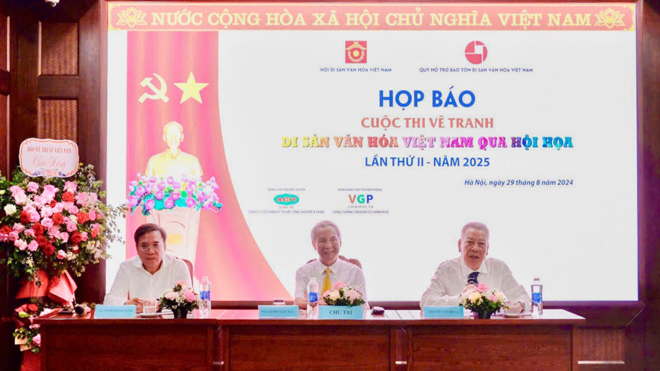 Ban Tổ chức th&ocirc;ng tin tại buổi họp b&aacute;o. Ảnh: Cẩm T&uacute;