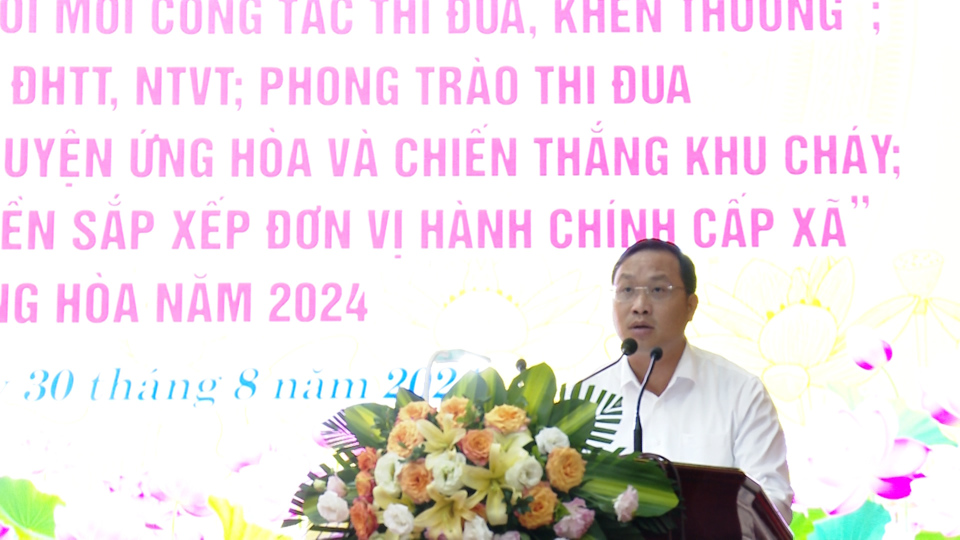 Chủ tịch UBND huyện Ứng H&ograve;a, Chủ tịch Hội đồng Thi đua Khen thưởng huyện Nguyễn Tiến Thiết ph&aacute;t biểu. Ảnh: Lại Tấn