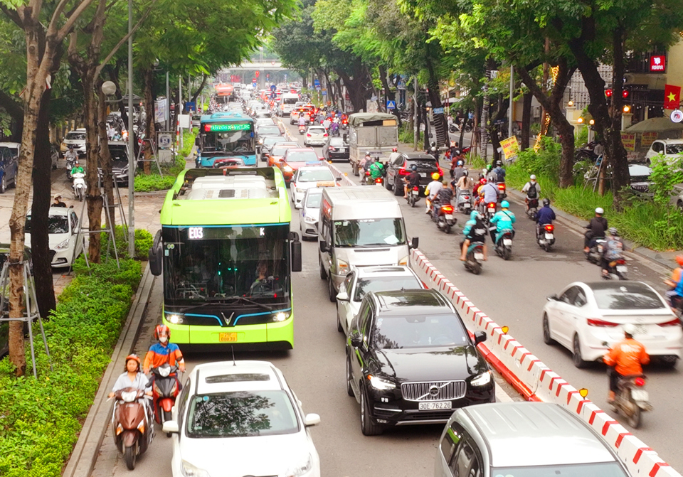 Xe bu&yacute;t điện ng&agrave;y c&agrave;ng phổ biến tr&ecirc;n đường phố H&agrave; Nội. Ảnh: Phạm H&ugrave;ng