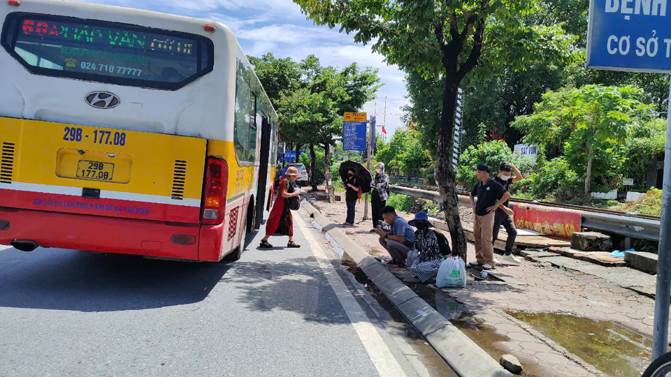 Sau khi ph&oacute;ng vi&ecirc;n phản &aacute;nh, UBND phường Ho&agrave;ng Liệt đ&atilde; kiểm tra v&agrave; x&oacute;a "điểm đen" vi phạm an to&agrave;n giao th&ocirc;ng, trật tự đ&ocirc; thị n&agrave;y. Ảnh An Thanh