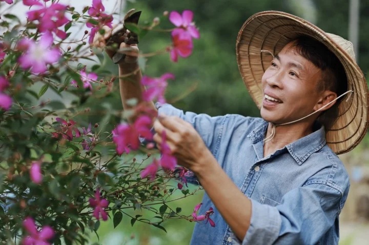 NSƯT Việt Ho&agrave;n chăm c&acirc;y trong thời gian rảnh. Ảnh: Facebook nh&acirc;n vật