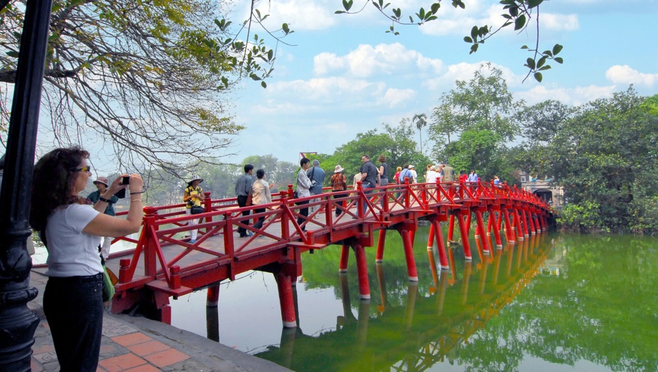 Cầu Th&ecirc; H&uacute;c - Hồ Gươm.