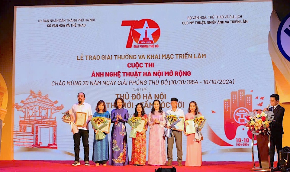 Ph&oacute; Chủ tịch UBND TP H&agrave; Nội Vũ Thu H&agrave; v&agrave; Ph&oacute; Chủ tịch Li&ecirc;n hiệp c&aacute;c Hội Văn học nghệ thuật Việt Nam, Chủ tịch Hội Nghệ sĩ nhiếp ảnh Việt Nam Trần Thị Thu Đ&ocirc;ng trao giải Nhất cho c&aacute;c t&aacute;c giả. Ảnh: Cẩm T&uacute;