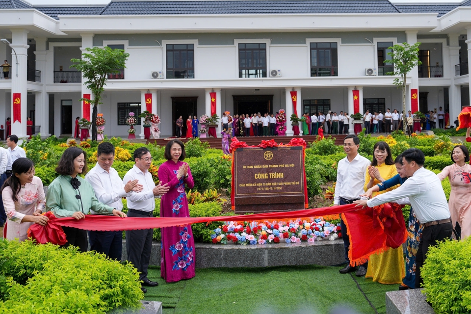 C&aacute;c đại biểu thực hiện nghi thức gắn biển c&ocirc;ng tr&igrave;nh Trung t&acirc;m văn ho&aacute;, s&acirc;n thể thao x&atilde; Đại Đồng.