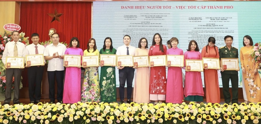 L&atilde;nh đạo Quận Hai B&agrave; Trưng trao&nbsp;danh hiệu ''Người tốt, việc tốt'' cấp TP năm 2024 cho c&aacute;c c&aacute; nh&acirc;n