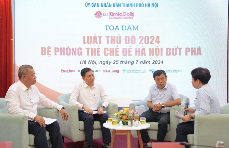 C&aacute;c diễn giả tham gia tọa đ&agrave;m &ldquo;Luật Thủ đ&ocirc; 2024 - bệ ph&oacute;ng thể chế để H&agrave; Nội bứt ph&aacute;&rdquo;, do B&aacute;o Kinh tế &amp; Đ&ocirc; thị tổ chức ng&agrave;y 25/7. Ảnh: Lại Tấn