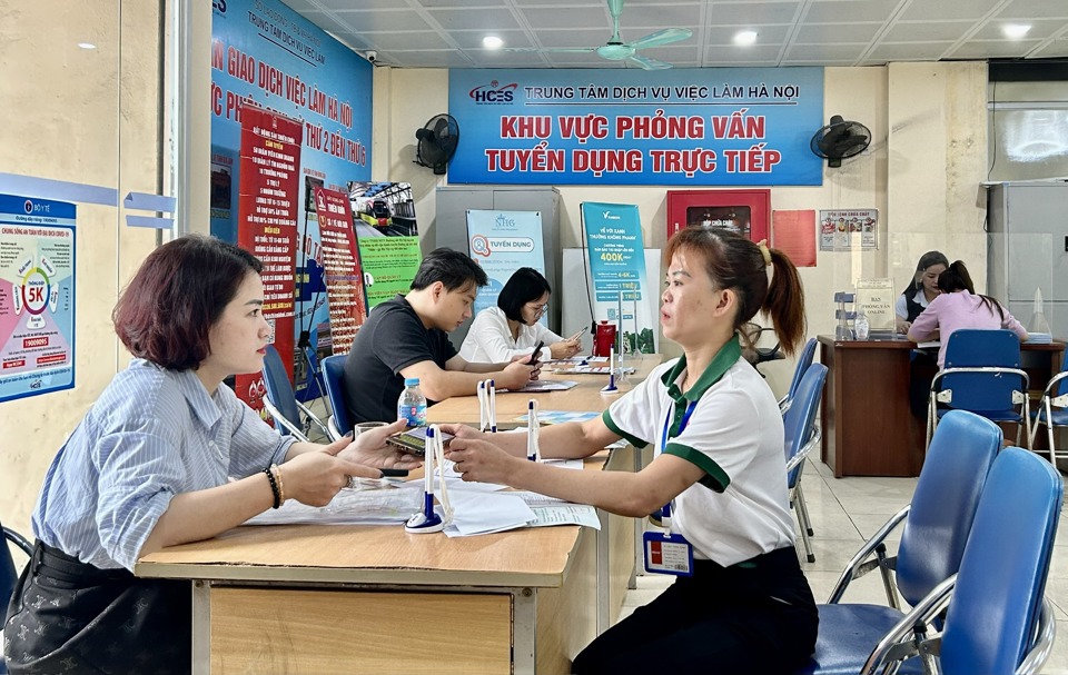 C&aacute;n bộ S&agrave;n Giao dịch việc l&agrave;m vệ tinh H&agrave; Đ&ocirc;ng (Trung t&acirc;m Dịch vụ việc l&agrave;m H&agrave; Nội) hỗ trợ người lao động l&agrave;m hồ sơ hưởng trợ cấp thất nghiệp