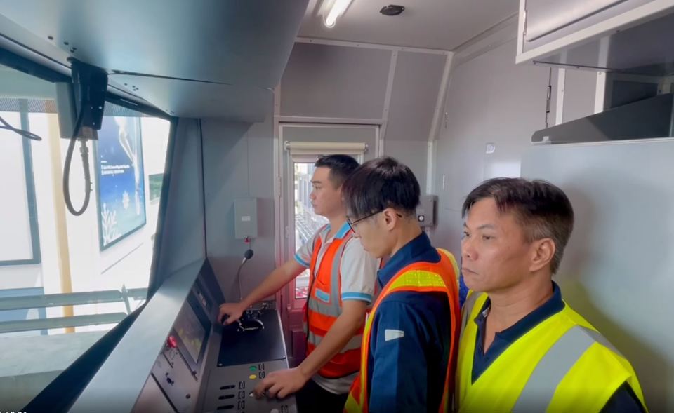 Kỹ thuật vi&ecirc;n l&aacute;i t&agrave;u người Việt Nam trực tiếp vận h&agrave;nh đo&agrave;n t&agrave;u Metro số 1 Bến Th&agrave;nh - Suối Ti&ecirc;n.