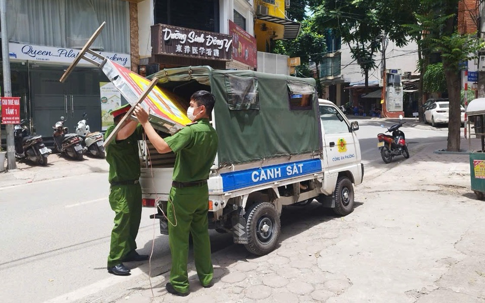 C&ocirc;ng an phường Cống Vị ki&ecirc;n quyết xử l&yacute; c&aacute;c trường hợp vi phạm.